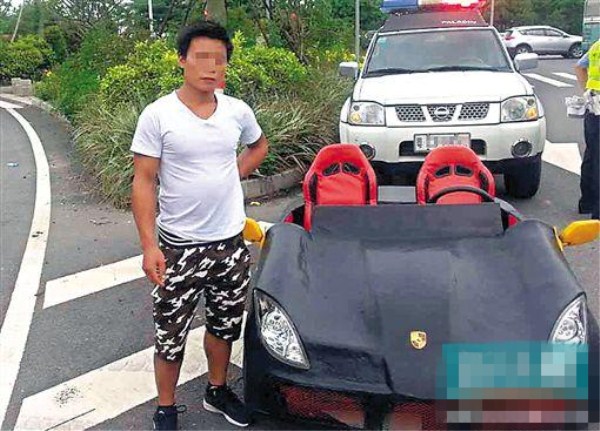 男子驾驶由摩托车非法改装而成的“跑车”上路,被交警拦下。