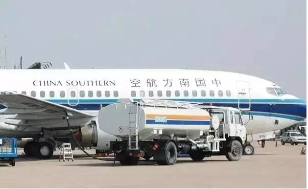 揭秘机场飞机加油车是如何给飞机加油的|新闻资讯中国汽车网