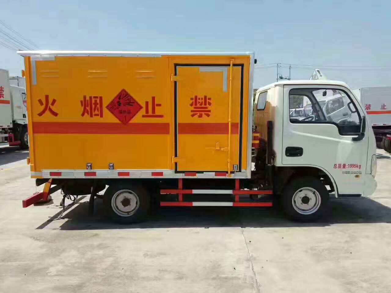 跃进小福星国五2米8爆破器材运输车 (2).jpg