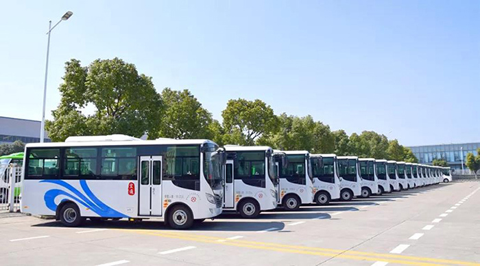 2018年3月9日，21辆华新牌6.6米空调客车发往山东郓城。.jpg