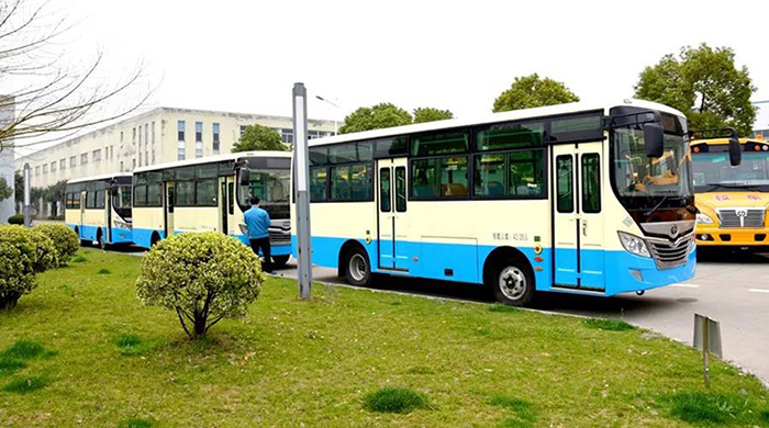 2018年3月14日，批量华新牌HM6735CFN5J型天然气公交车发往新疆喀什。1.jpg