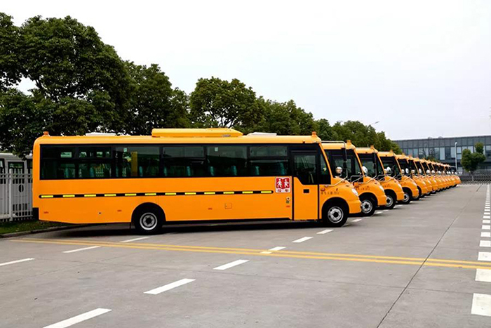 2018年3月16日，21辆9.4米华新牌小学生专用校车发往山东临沂。3.jpg