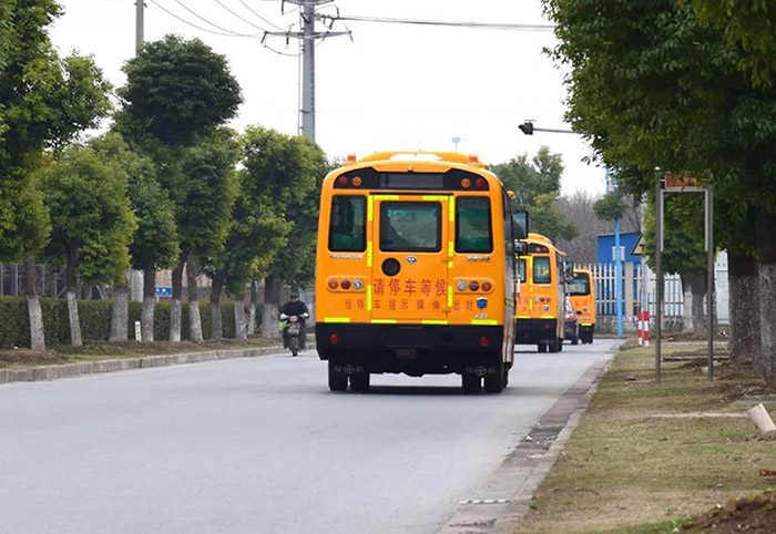 2018年3月16日，21辆9.4米华新牌小学生专用校车发往山东临沂。6.jpg