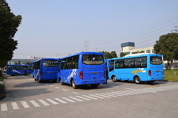 华新牌6米19座小型中级客车批量发往山东