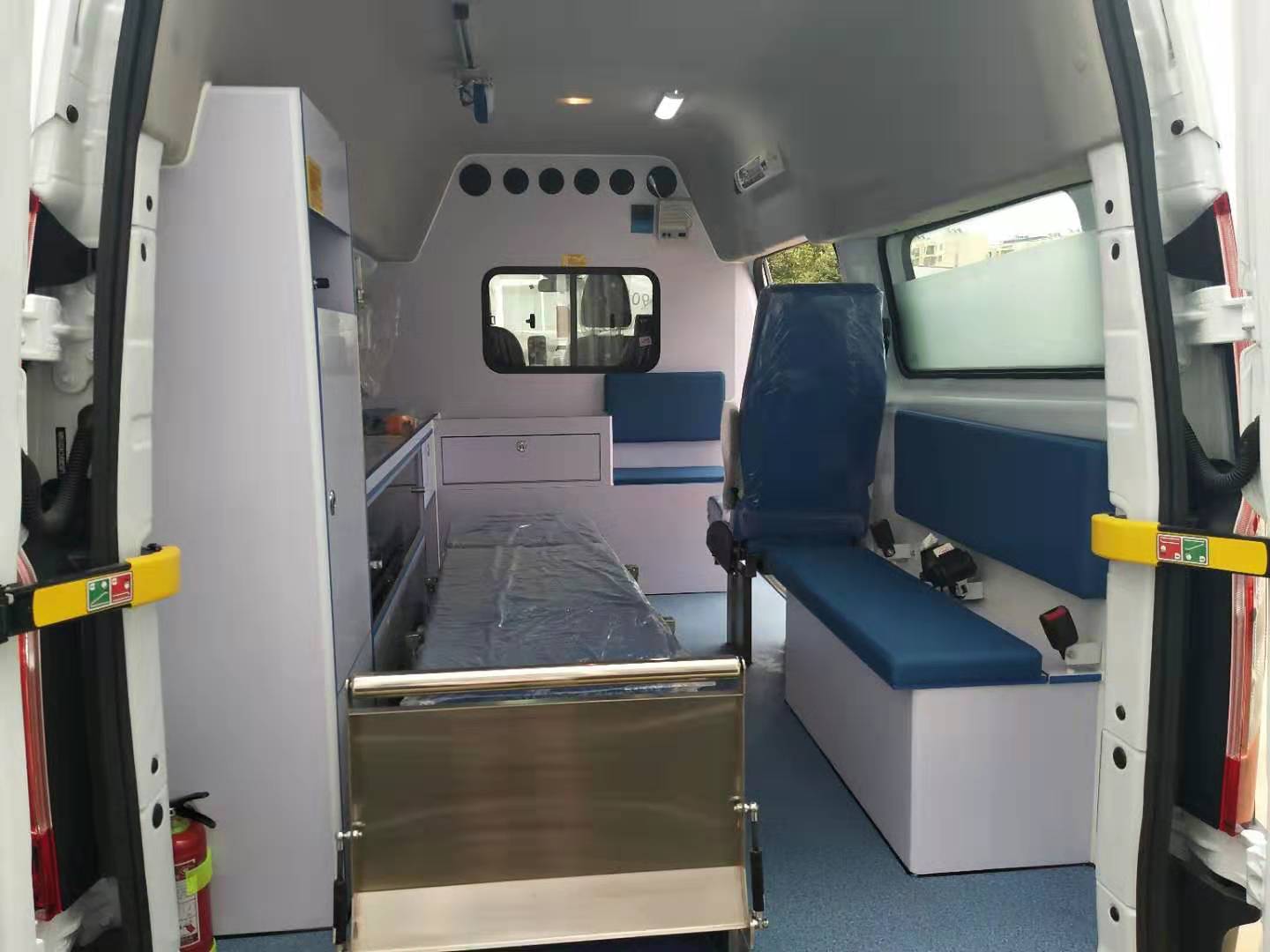 福特v362救护车.jpg