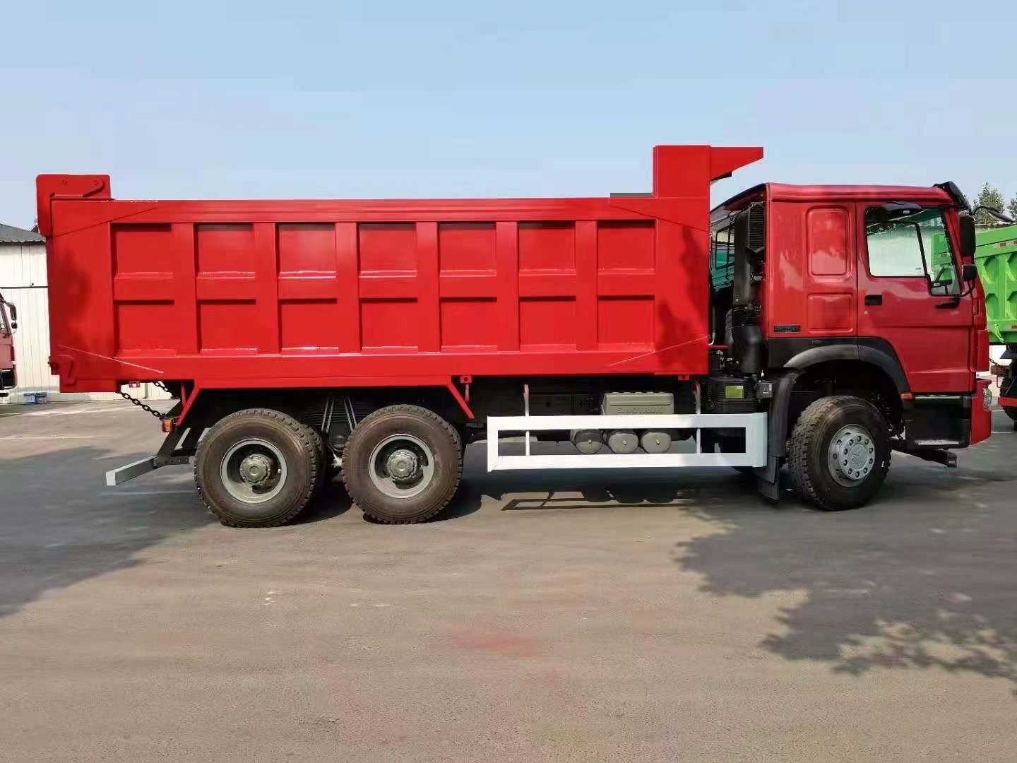 中国重汽豪沃V7自卸车5.8米矿用国二新火红