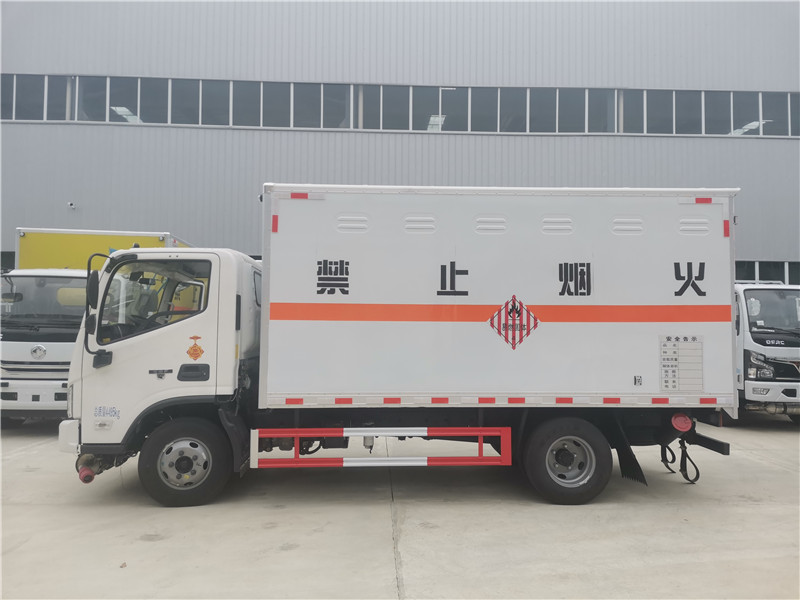 国六福田欧马可4米2易燃固体厢式运输车