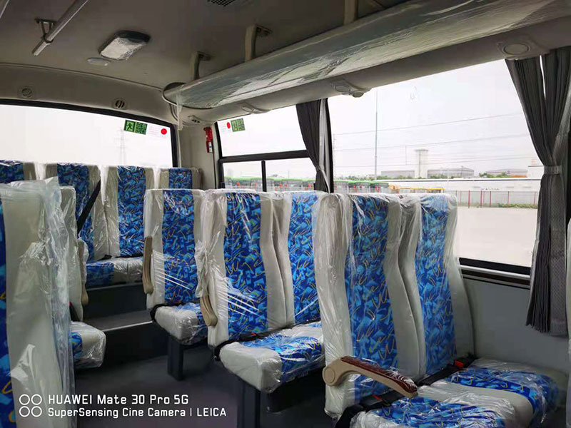抚顺市东风通勤客车 二手客车出口 9座客车 19座客车 25座客车 客车玻璃 玻璃