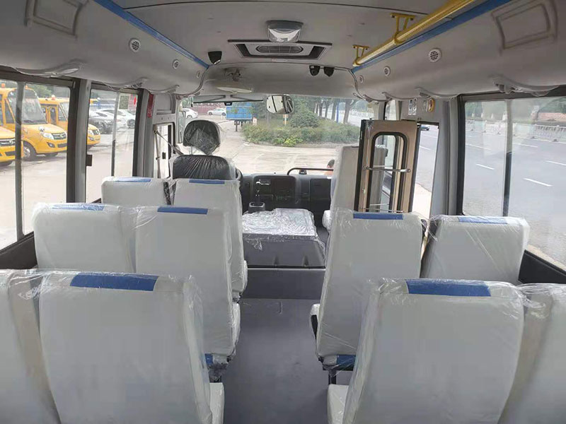 枣庄市6.6米通勤客车 东风客车 客车出口 客运客车 19座客车 客车玻璃配件